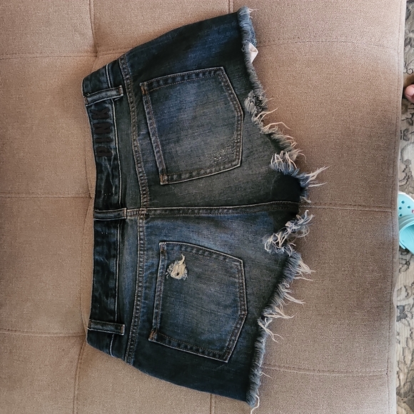 Pink VS distressed shorts - Picture 2 of 3